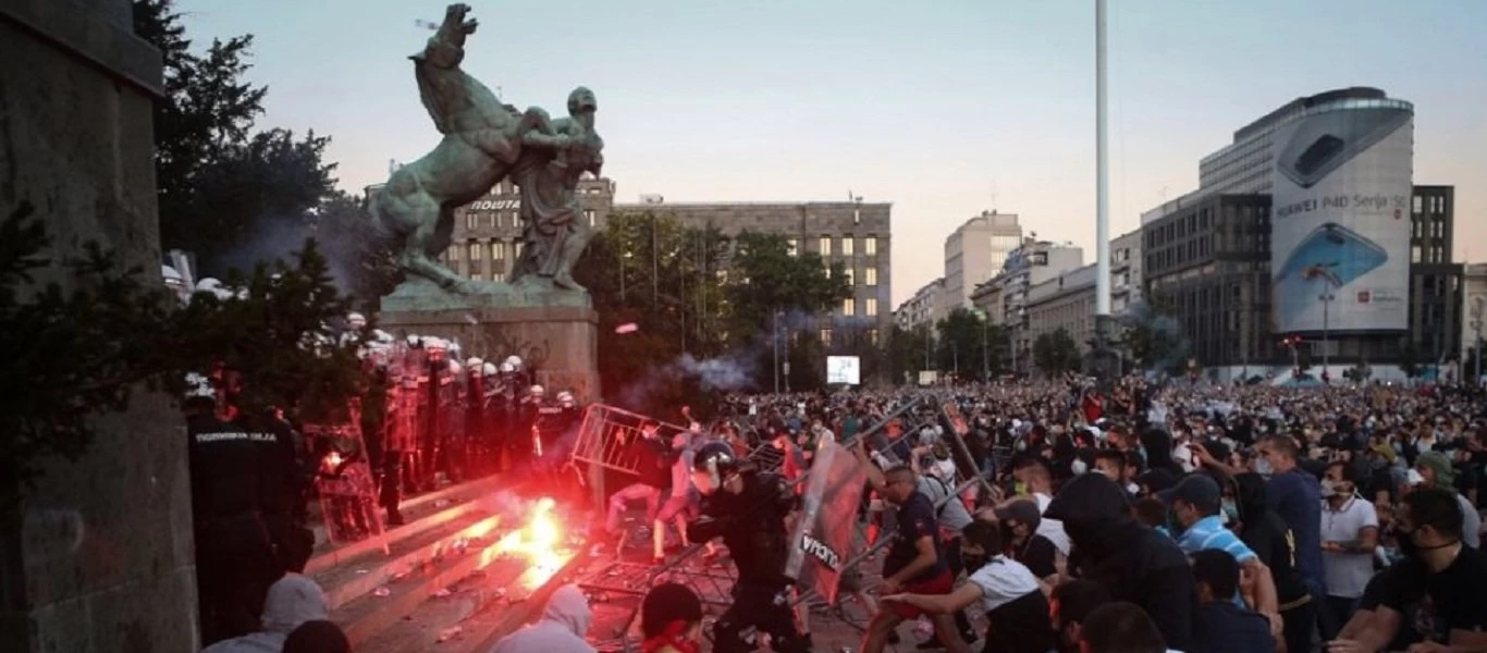 Σερβία: Απαγορεύτηκαν οι συγκεντρώσεις - Περιορισμοί και στο ωράριο καταστημάτων